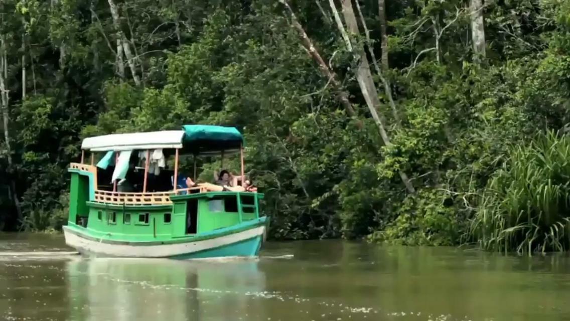 Orangutan Shaka Houseboat With Cabin بانكالان بون المظهر الخارجي الصورة