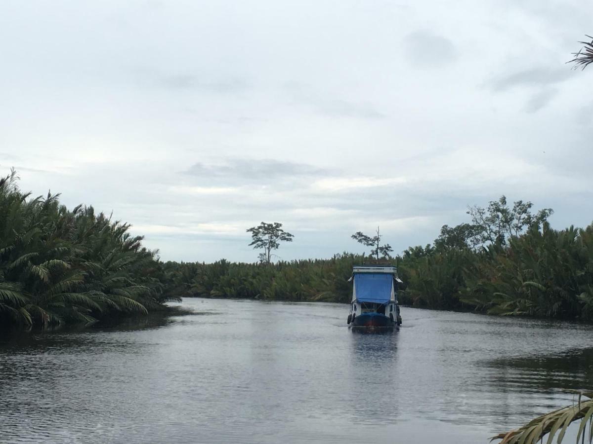 Orangutan Shaka Houseboat With Cabin بانكالان بون المظهر الخارجي الصورة