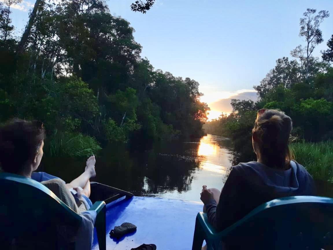 Orangutan Shaka Houseboat With Cabin بانكالان بون المظهر الخارجي الصورة