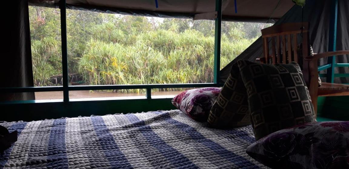 Orangutan Shaka Houseboat With Cabin بانكالان بون المظهر الخارجي الصورة